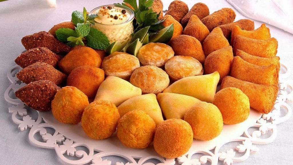 100 Salgadinhos + 3 Molhos + Refrigerante ou Suco R$84,90