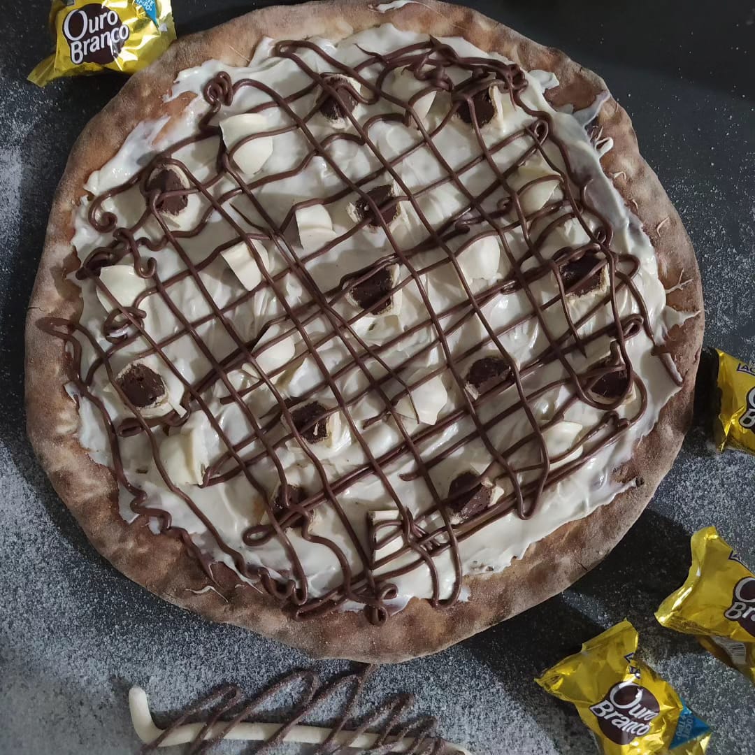 Resgate 1 pizza doce grande com borda de chocolate.