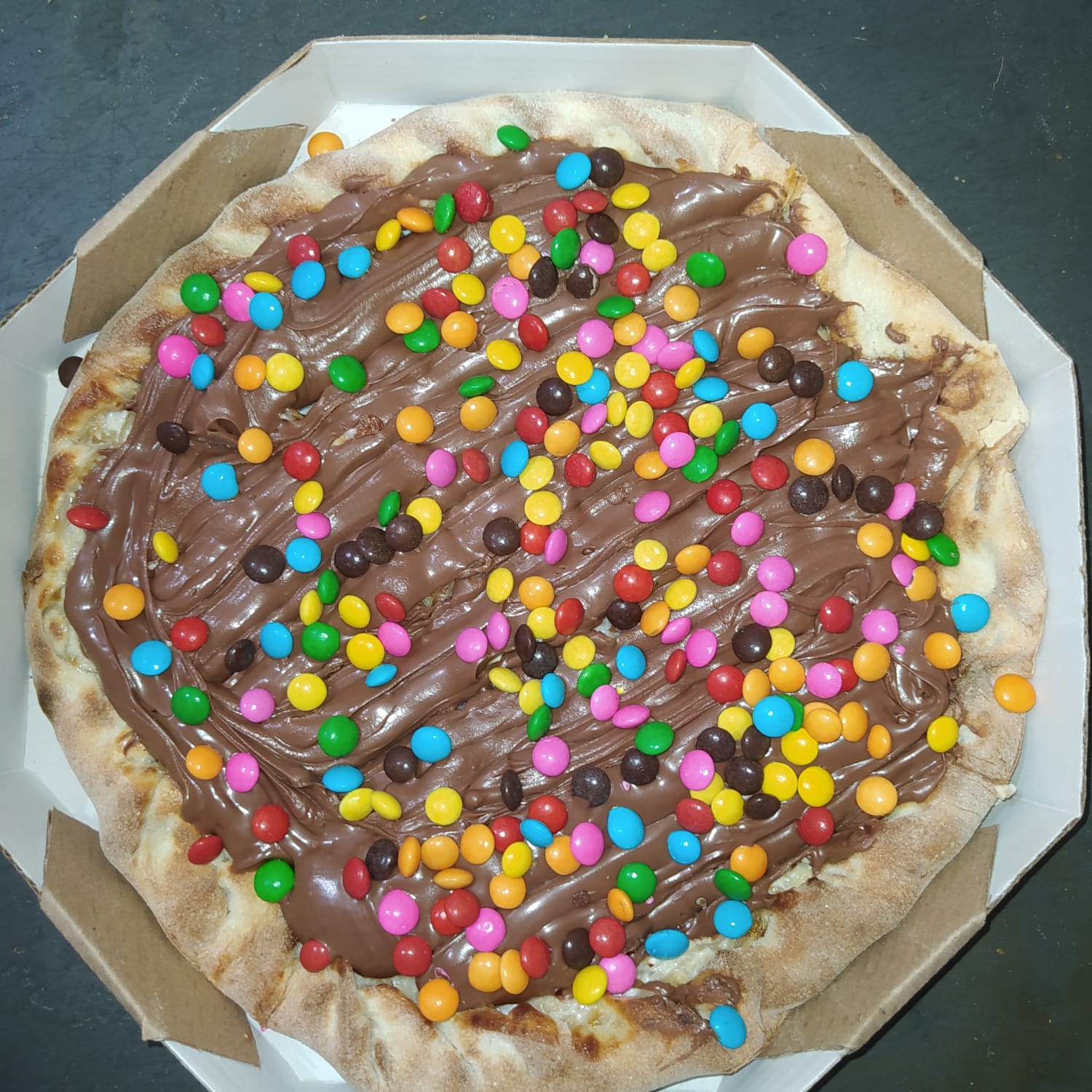 Resgate 1 broto doce com borda de chocolate.