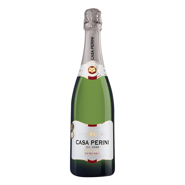 Champagne|Espumantes: Espumante Casa Perini Demi-Sec 750ml - O espumante Casa Perini Demi-Sec possui visual brilhante e coloração amarelo-palha com reflexos esverdeados e bela formação de espuma. Aromas de frutas cítricas e abacaxi. Sabor que balanceia sua refrescante acidez com sutil dulçor.