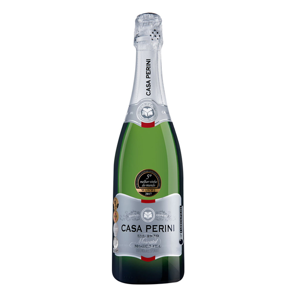 Espumantes: Espumante Casa Perini Moscatel 750ml - O espumante Casa Perini Moscatel tem coloração levemente amarelada com reflexos prateados e perlage persistente, apresenta aromas de flores e de frutas como pêssego. Tem agradável textura devido às borbulhas e doçura que é balanceada com o