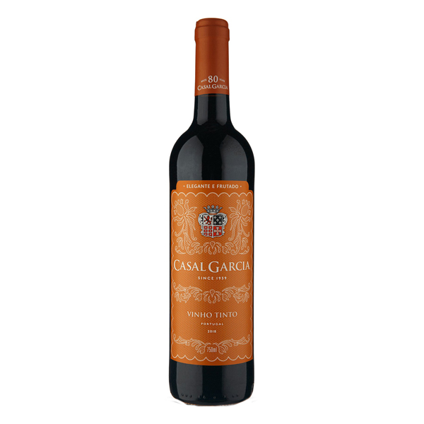 Vinho: Vinho Português Casal Garcia Tinto 750ml - O Vinho Casal Garcia, é ideal para quem aprecia o melhor de uma bebida. Um verdadeiro e nobre exemplar que vem conquistando apreciadores no mundo.Desenvolvido por uma renomada vinícola de Portugal, especialista mundial em vinhos verdes, apr
