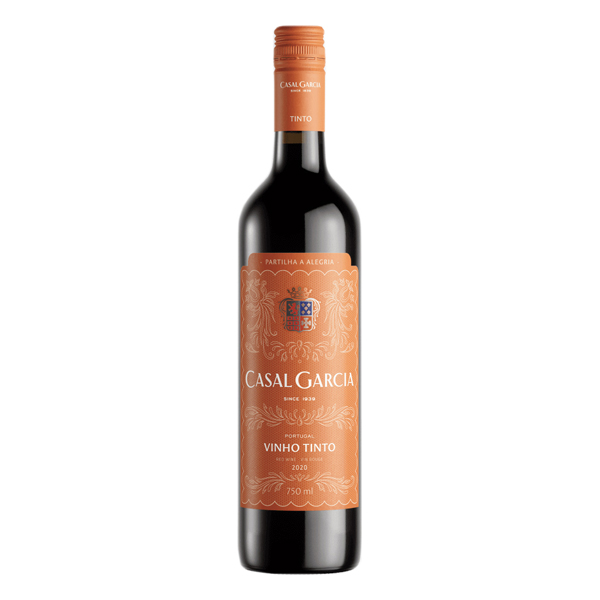 VINHOS: Casal Garcia Tinto - Casal Garcia Tinto Vinho Português Um vinho jovem, suave e fresco, apresenta um aroma equilibrado e levemente frutado. Seu processo de vinificação ocorre em uma temperatura média de 24°-26°C, onde passa por um processo de leve extração e ma