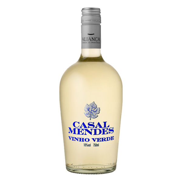 Cerveja: Vinho Português Casal Mendes Verde 750ml - Um legítimo Vinho Verde português, original da região de mesmo nome. Este exemplar traz uma combinação entre as variedades de uva Azal, Perdea, Trajadura e Loureiro, resultando em um vinho de coloração amarelo-palha com reflexos esverdeados