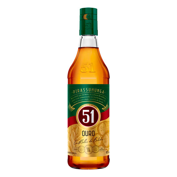 Destilados: Aguardente 51 Ouro 965ml - 51 Ouro é um produto obtido através de matérias-primas selecionadas e produzidas com os mesmos rigorosos processos de qualidade da Cachaça 51, para quem sabe apreciar um produto mais que especial.