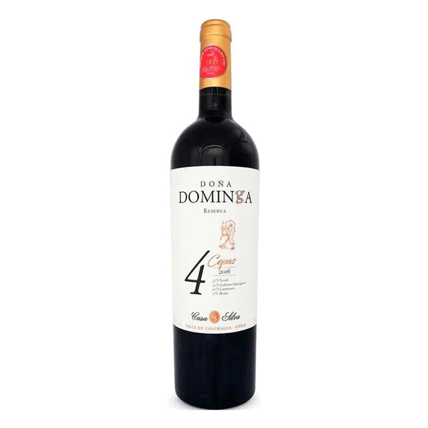Vinhos: Dona Dominga Reserva 4 Cepas 750ml (Chile) - A vinícola Casa Silva é pioneira na produção de vinhos no Vale do Colchágua, no Chile, e segue há cinco gerações da família produzindo o sonho do patriarca: produzir um vinho com sua própria marca. Nesse caso, o pioneirismo traduz-se também