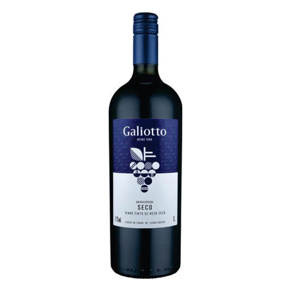 Vinhos & Cervejas: Vinho Nacional Galiotto Tinto Seco 1L - Tonalidade violácea, complexo e intenso no aroma com notas de frutas tropicais maduras mescladas a traços florais. Corpo macio, equilibrado, de boa persistência em boca.