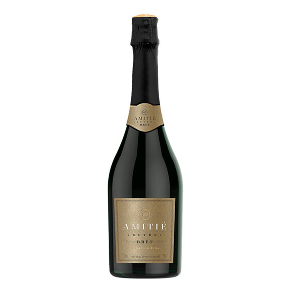 Champagne|Espumantes: Espumante Amitié Brut 750ml - Espumante Amitié Brut é um vinho brasileiro produzido na região da Serra Gaúcha pela Vinícola Amitié. Elaborado pelas variedades de uvas chardonnay e malvasia, o espumante amitié Brut possui em seu visual uma coloração amarelo palha límpido
