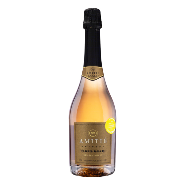 Champagne|Espumantes: Espumante Amitié Rosé 750ml - Espumante Amitié Cuveé Rosé Brut é um vinho brasileiro produzido na região da Serra Gaúcha pela Vinícola Amitié. Elaborado pelas variedades de uvas Chardonnay e Pinot Noir, o Espumante Amitié Cuveé Rosé Brut possui em seu visual uma coloraç