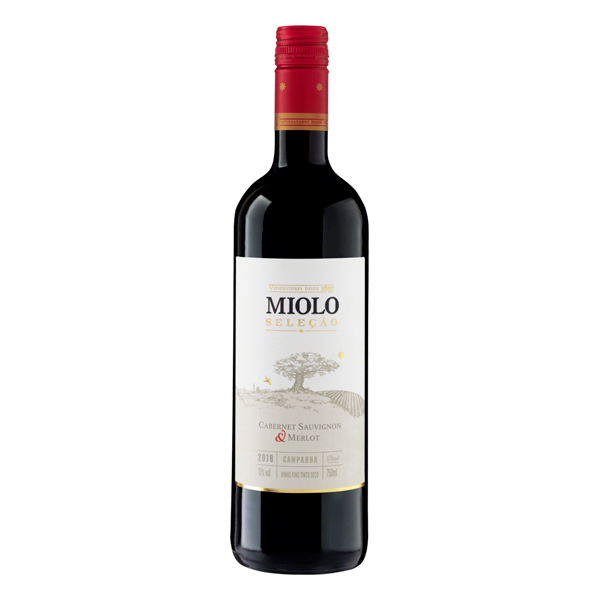 Cerveja: Vinho Nacional Miolo Seleção Cabernet Sauvignon Merlot 750ml - Este tinto frutado proveniente da região da Campanha Meridional foi o primeiro vinho básico criado pela Vinícola Miolo. Surpreenda-se com o sabor das uvas Cabernet Sauvignon e Merlot. Experimente!
