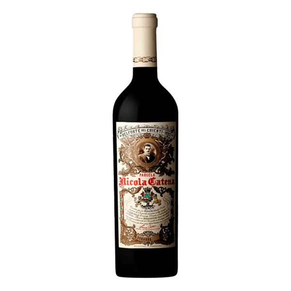 Vinhos: Vinho Argentino Nicola Catena Bonarda 750ml - Concebido para ser o melhor Bonarda já produzido, é elaborado com uvas de uma pequena parcela familiar de mais de 80 anos, com rendimentos muito baixos, garantindo concentração e complexidade dificilmente encontradas em um vinho produzido c