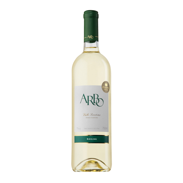 Adega: Vinho Nacional Arbo - Riesling Branco Seco 750ml - Os vinhos Arbo da Casa Perini traduzem uma proposta de vinhos jovens e elegantes por excelência. De aromas e sabores sutis, proporcionam belas experiências na degustação da linha que é composta por variedades que vão das clássicas às menos