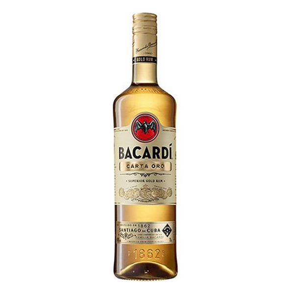 Rum: Rum Bacardi Carta Ouro 980ml - O Bacardi Superior Carta Oro é um rum elaborado a partir da mistura (blend) de 14 diferentes runs, os quais descansam em tonéis de carvalho americano entre três e cinco anos antes de ser engarrafado. Passa por filtragem em carvão, o que gar