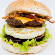 Hambúrguer: 08-Extreme Burguer - Hambúrguer Grande (Ingredientes: Bacon Fatiado, Barbecue, Cebola, Cheddar, Hambúrguer Artesanal, Molho Supremo, Ovo, Pão, Tomate)