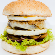 Hambúrguer: 03-Egg Burguer - Hambúrguer Grande (Ingredientes: Cebola, Duplo Ovo, Hambúrguer Artesanal, Molho Barbecue, Molho Supremo, Mozarela, Pão, Tomate)