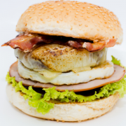 Hambúrguer: 05-Super Burguer - Hambúrguer Grande (Ingredientes: Bacon Fatiado, Cebola, Hambúrguer Artesanal, Molho Barbecue, Molho Supremo, Mozarela, Ovo, Pão, Presunto Defumado, Tomate)