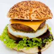 Hambúrguer: 12- Barato do dia - Hambúrguer Grande (Ingredientes: Bife Bovino Grande, Cebola, Cheddar, Molho Barbecue, Molho Supremo, Ovo, Pão, Tomate)