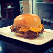 Hambúrguer: Smash - Hambúrguer (Ingredientes: Blend de 120g (alcatra com patinho e bacon), Cebola roxa, Cheddar, Molho Barbecue, Molho secret, Pão brioche, Picles)