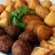 Salgados: Kit: Mini Salgados Portugal Nº1 Cód-3576 - Kit: Mini Salgados Portugal número 01 contém: 8 Coxinhas, 8 Bolinhas De Queijo, 8 Bolinhos De Carne, 6 Bolinhos De Presunto e Queijo