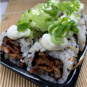 Uramaki: Uramaki Skin Cheese - 10 Unds - Arroz, alga, pele deo salmao grelhada e cream cheese.