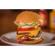 Hambúrguer: Top Brasa - Hambúrguer (Ingredientes: Alface americana, Bacon, Cebola grelhada, Cheddar, Dois hambúrgueres artesanais de 150g, Maionese artesanal, Ovo Frito, Pão crocante, Tomate)