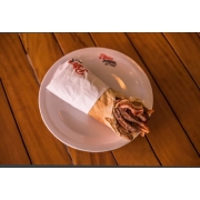 Shawarmas: Shawarma de carne com bacon - Shawarmas (Ingredientes: Alface, Bacon, Batata frita, Carne bovina, Cebola grelhada, Creme de alho, Pão árabe, Tomate)