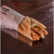 Shawarmas: Shawarma de frango com bacon - Shawarmas (Ingredientes: Alface, Bacon, Batata frita, Carne de frango, Creme de alho, Pão árabe, Picles)