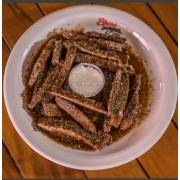 Porções: Cordeiro na Brasa a Palito ao Molho Chimichurri - Padrão (Ingredientes: 450g de cordeiro grelhado na brasa em forma de hambúrguer cortado em tiras, Acompanha pão árabe, Molho Chimichurri)