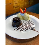 Sobremesas: Petit Gateau chocolate - Sobremesas (Ingredientes: Bolinho de chocolate quente c/ recheio e cobertura de chocolate de avelã, acompanhado c/ sorvete de creme!)