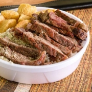 Marmitas: Marmita Alcatra acebolado20 - Marmitas (Ingredientes: Arroz, Farofa salada, Feijão)
