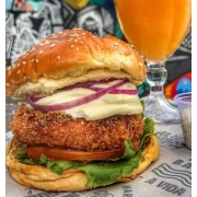 Hambúrguer: FRANGO CRISPY - Hambúrguer (Ingredientes: Alface, Cebola Roxa, Cream Cheese, Hamburguer de frango empanado, Pão deHambúrguer Tipo Brioche, Tomate)