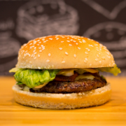 Burger: Mini Burger Bovino - Burger (Ingredientes: PÃO, HAMBÚRGUER BOVINO (70g), QUEIJO MUSSARELA, BACON, ALFACE, MOLHO MAIONESE)