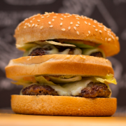 Burger: Chevette Burger Bovino - Burger (Ingredientes: PÃO C/ GERGILIM, HAMBÚRGUER DUPLO BOVINO (60g CADA), CHEDDAR, ALFACE, MOLHO AMERICANO)