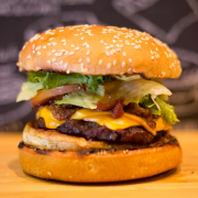 Burger: Opala Burger - Burger (Ingredientes: PÃO C/ GERGILIM, HAMBÚRGUER BOVINO 120g, QUEIJO CHEDDAR, OVO, BACON, ALFACE, TOMATE, MOLHO AMERICANO)