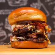 Burger: Diplomata Burger - Burger (Ingredientes: PÃO BRIOCHE, HAMBÚRGUER DUPLO BOVINO (120g CADA), CATUIPIRY, QUEIJO MUSSARELA, CEBOLA CARAMELIZADA, BACON, MAIONESE GRILL)