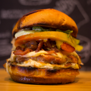 Burger: Corcel Burger - Burger (Ingredientes: PÃO COM GERGELIM, HAMBÚRGUER DE FRANGO 120g, QUEIJO MUSSARELA, OVO, BACON, ALFACE, TOMATE, MOLHO AMERICANO)