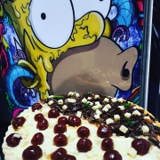 PIZZAS DOCES: Beth Fortalece ( Rainha do Disquete) - Pizza Pequena Doce (Ingredientes: chocolate Nestle, M&M´s, mussarela)
