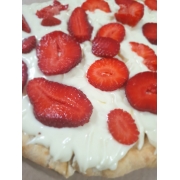 DOCES: 72 - Leite Ninho com Morangos - Pizza Grande (Ingredientes: Creme de Leite Ninho, Morango)