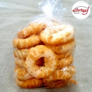 Pães: Biscoito de Polvilho Com Parmesão Cód-3603 - PÃES (Ingredientes: Biscoitos de polvilho com Parmesão feito na casa. Pacote com aproximadamente 120g)