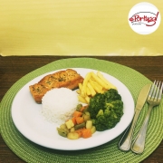 Refeições: Salmão Grelhado C/ Legumes na Manteiga Und. -5515 - Especial (Ingredientes: Salmão Grelhado C/ Legumes na Manteiga. Acompanha Arroz e Fritas)