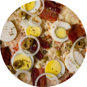 Tradicionais: Bacon com Ovos - Pizza Família (Ingredientes: Azeitona, Bacon, Cebola, Molho, Mussarela, Orégano, Ovos)