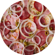 Tradicionais: Mista - Pizza Família (Ingredientes: Azeitona, Calabresa, Cebola, Molho, Mussarela, Orégano, Presunto)
