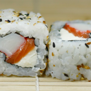 Uramakis: Uramaki Salmão Cru C/ Kani 8 und. - Salmão Cru, Kani, Cream Cheese e Gergelim