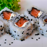 Uramakis: Uramaki Salmão Cru 8uni. - Salmão Cru, Cream Cheese e Gergelim