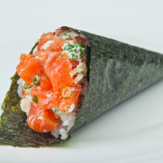 Temakis: Temaki Salmão Cru C/ Camarão - Temaki Tradicional (Ingredientes: Camarão, Cebolinha, Cream Cheese, Salmão Cru)
