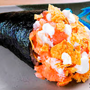 Temakis: Temaki Salmão Cru C/ Doritos - Temaki Tradicional (Ingredientes: Cebolinha, Cream Cheese, Doritos, Gergelim, Salmão Cru)