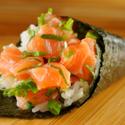 Temakis: Temaki Salmão Cru Simples - Temaki Tradicional (Ingredientes: Cebolinha, Gergelim, Salmão Cru)