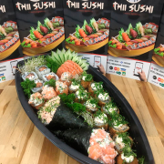 Combinados com temakis: Combinado casal - Combinado C/ Temaki (Ingredientes: 10 mini hot, 2 temakis salmão cru ou grelhado, 4 joys de salmão, 4 sashimis de salmão, 4 uramakis de salmão)