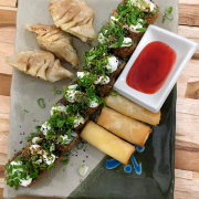 Combinados: Combinado Hot (16 Peças) - Combos e Combinados (Ingredientes: 10 Mini Hot Roll, 3 Guiozas, 3 Harumakis)