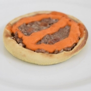 Esfihas Salgadas: Esfiha de Carne Com Cheddar - Carne Moída, Cebola, Tomate, Cheddar Cremoso e Tempero Secreto